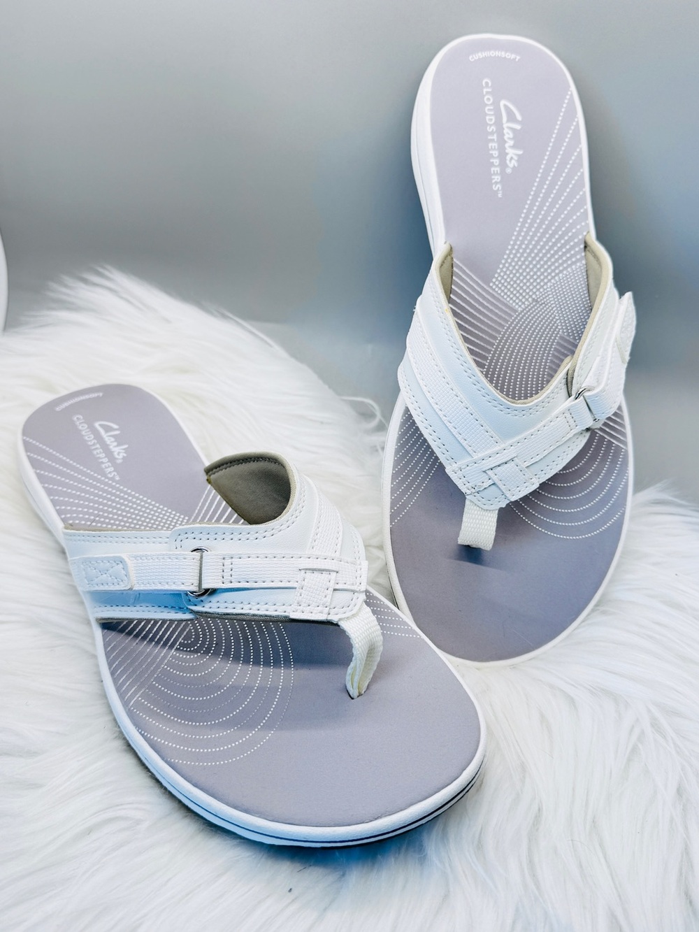 Clarks White Cloudsteppers Women's Thong Sandals vacation comfortable Vcay beach